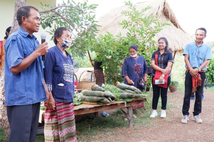 Mr Prateuang and Mrs Saithong Phusrisom welcomed visitors on 25.06.2020 and showing some local produces from Baan Dong Bang village