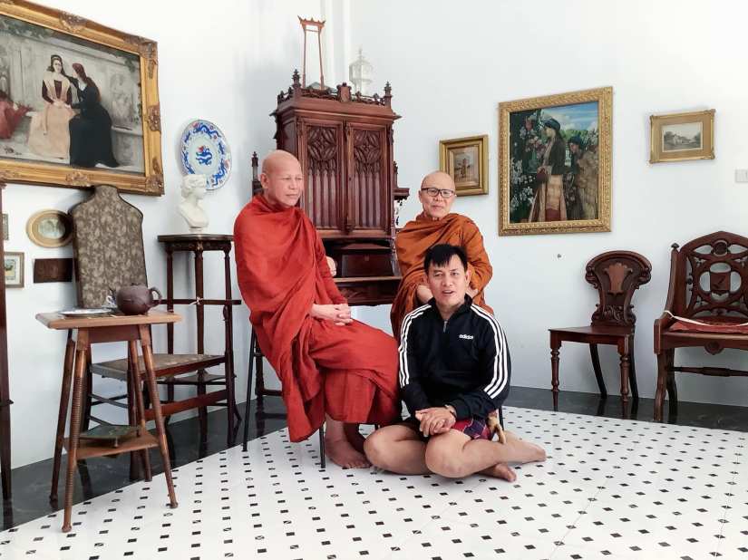 Mr Gosit, the local teacher was guided tour of the Museum to Senior Monks from Maha Sarakham Province. 5.12.20